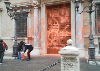 Ambientalisti lanciano vernice arancione su facciata di Palazzo Madama