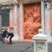 Ambientalisti lanciano vernice arancione su facciata di Palazzo Madama