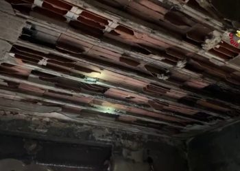 Incendio a Catania, evacuato un palazzo