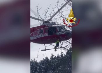 Intervento in elicottero per salvare automobilisti in fondo a scarpata