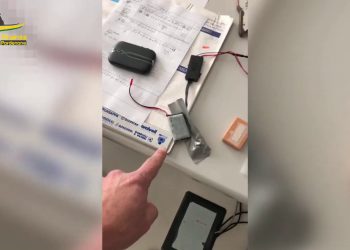 Supera quiz per patente con microcamera e auricolare