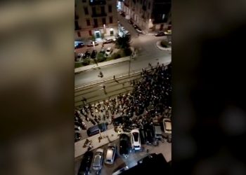 Biagio Conte, un lungo corteo e una fiaccolata per l’ultimo viaggio