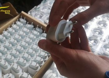 Un milione di articoli di telefonia contraffatti, maxisequestro a Roma