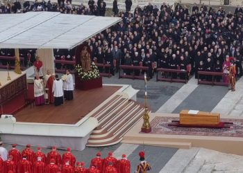 Funerali Benedetto XVI, il coro dei fedeli: “Santo subito”