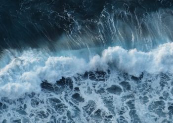 Maltempo, mareggiata sul litorale romano: onde di 3 metri