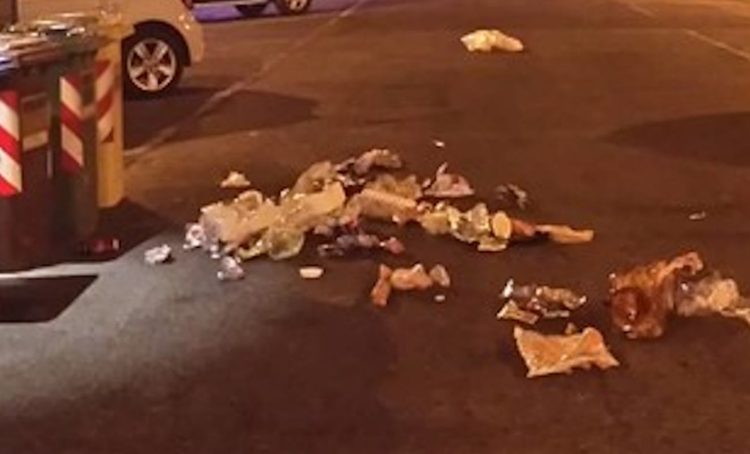 Ragusa e i mastelli dell'indifferenziato sparsi per le vie