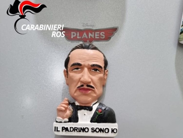 Matteo Messina Denaro, magneti da frigo Al Pacino: Il padrino sono io