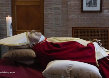 Benedetto XVI, la salma a San Pietro: visita di Mattarella e Meloni