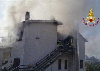 Vigili del Fuoco domano incendio in una mansarda di Riano