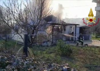 Incendio in un garage nel pescarese, le immagini