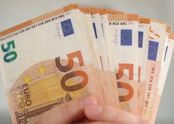 Istat, l’inflazione a dicembre rallenta a +11,6%, +0,3% mese