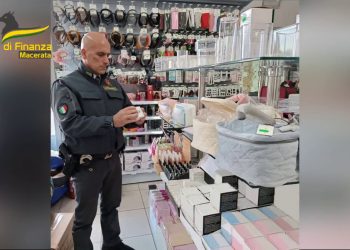 Sostanze cancerogene nei cosmetici, sequestro a Civitanova Marche