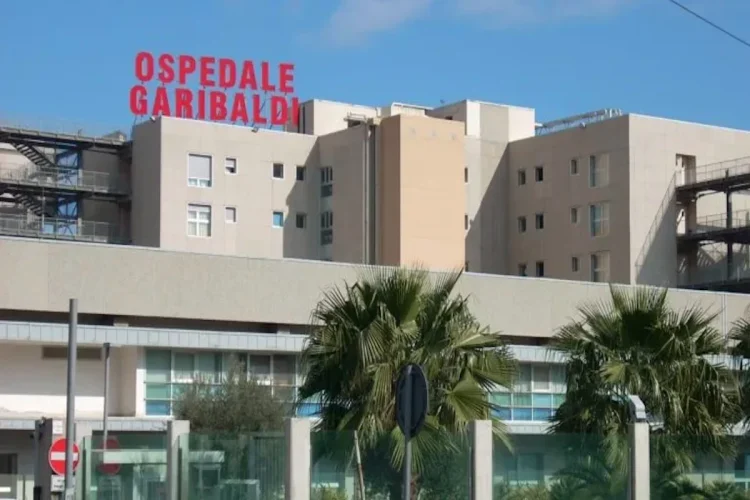 Picchia e brucia con sigarette bimbo di 4 anni: indagata madre