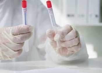 Lotta al Covid, isolamento breve ma 10 giorni con la Ffp2