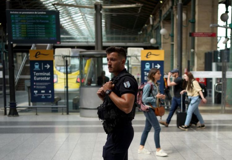 Parigi, accoltellate 5 persone alla Gare du Nord