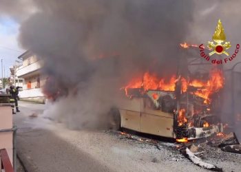 Paura per bus in fiamme ad Avellino, illesi i passeggeri