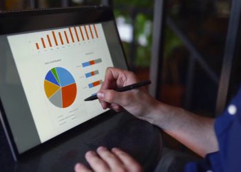 Eurozona, la Bce prevede una lieve recessione