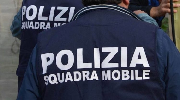 Tentano rapina armati di pistola e coltello: 4 arrestati, 3 sono minori