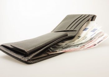 Trova portafogli con 700 euro e lo restituisce