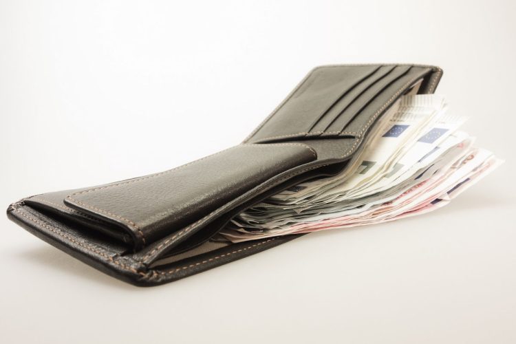 Trova portafogli con 700 euro e lo restituisce