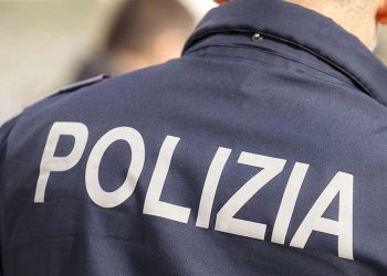 Prende a calci e morsi agenti polizia: arrestato un 39enne