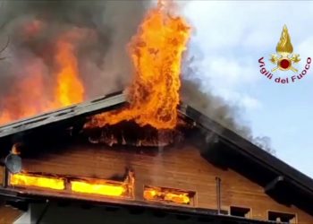 In fiamme il tetto di un edificio nel vercellese, le immagini