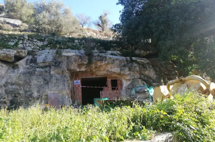 Abuso edilizio in una grotta a Ragusa, denunciato 61enne ragusano