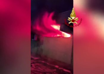 Incendio in un centro commerciale a Castel Romano