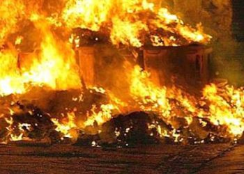 Scappa da ospedale in camice incendia rifiuti