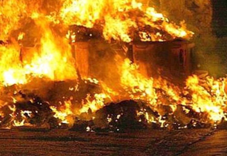 Scappa da ospedale in camice incendia rifiuti