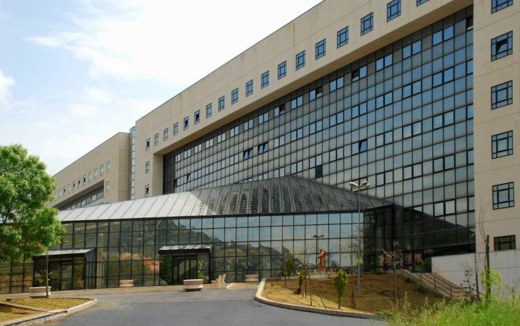 16enne sniffa colla: ricoverato in Rianimazione a Enna