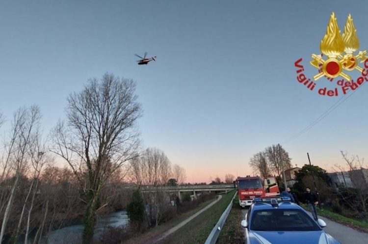 Si getta ne fiume per sfuggire Polizia: muore annegato