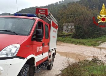 Bimba va a scuola su un mezzo dei vigili del fuoco per torrente in piena