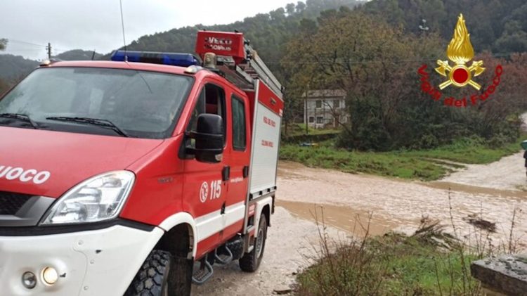 Bimba va a scuola su un mezzo dei vigili del fuoco per torrente in piena