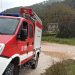 Bimba va a scuola su un mezzo dei vigili del fuoco per torrente in piena