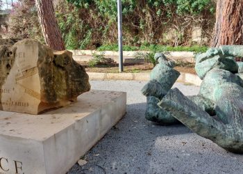 Vandali a Vittoria, scultura danneggiata: atto di terrorismo criminale