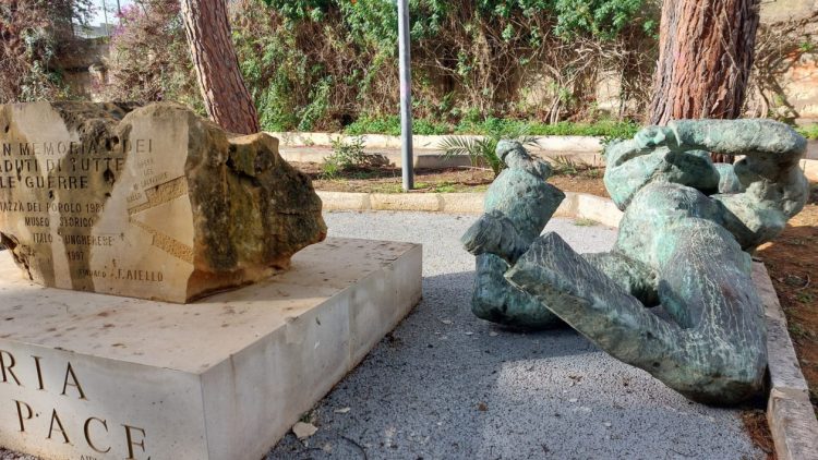 Vandali a Vittoria, scultura danneggiata: atto di terrorismo criminale