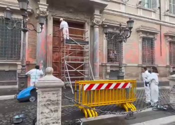 Senato, restauratori puliscono la facciata dopo il blitz ambientalista