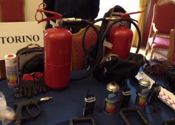 No Vax: Imbrattavano muri Torino, sei fermati