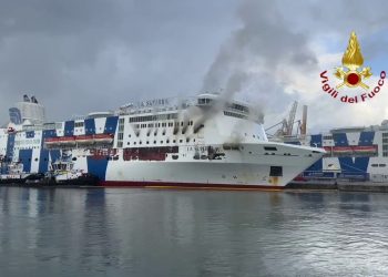 Incendio traghetto Palermo-Napoli, operazioni di raffreddamento