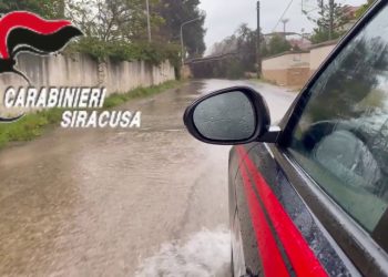 Siracusa, strade allagate e mareggiata a Ortigia