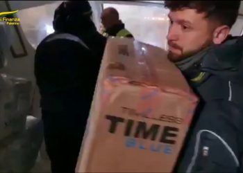 Sequestrata barca con 4 tonnellate di sigarette, 3 arresti