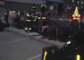 Vigili del fuoco al lavoro nella zona di Hatay in Turchia