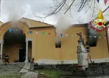 Brucia una chiesa in Toscana, le immagini