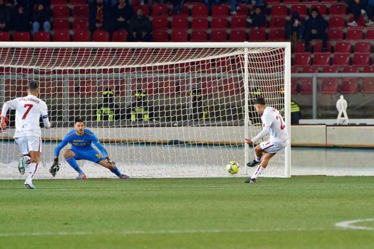 Dybala rimedia all’autogol di Ibanez, Lecce-Roma 1-1