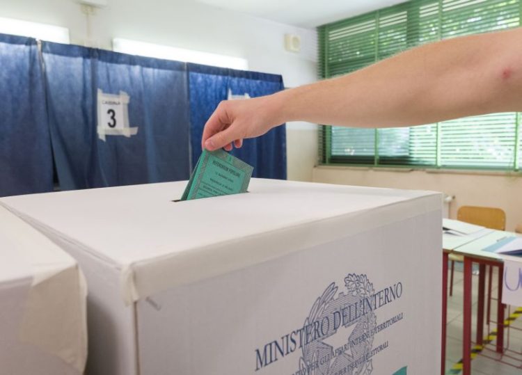 Regionali, urne aperte in Lazio e Lombardia. Affluenza in calo