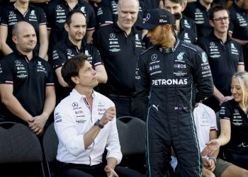 Ecco la Mercedes W14, Hamilton e Russell in total black