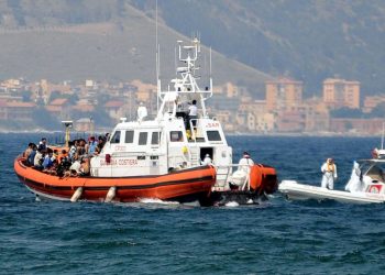 Immigrazione, naufragio nel Crotonese, una trentina le vittime
