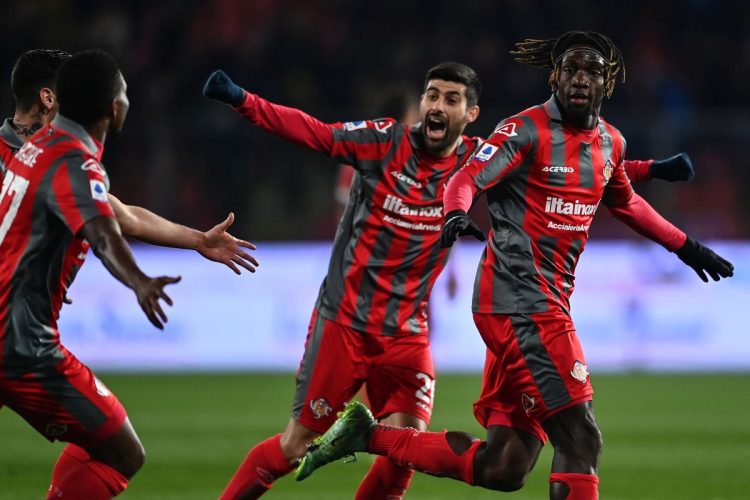 Prima vittoria per la Cremonese: 2-1 sulla Roma