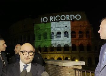 Foibe, Sangiuliano e Lollobrigida al Colosseo “vestito” con Tricolore